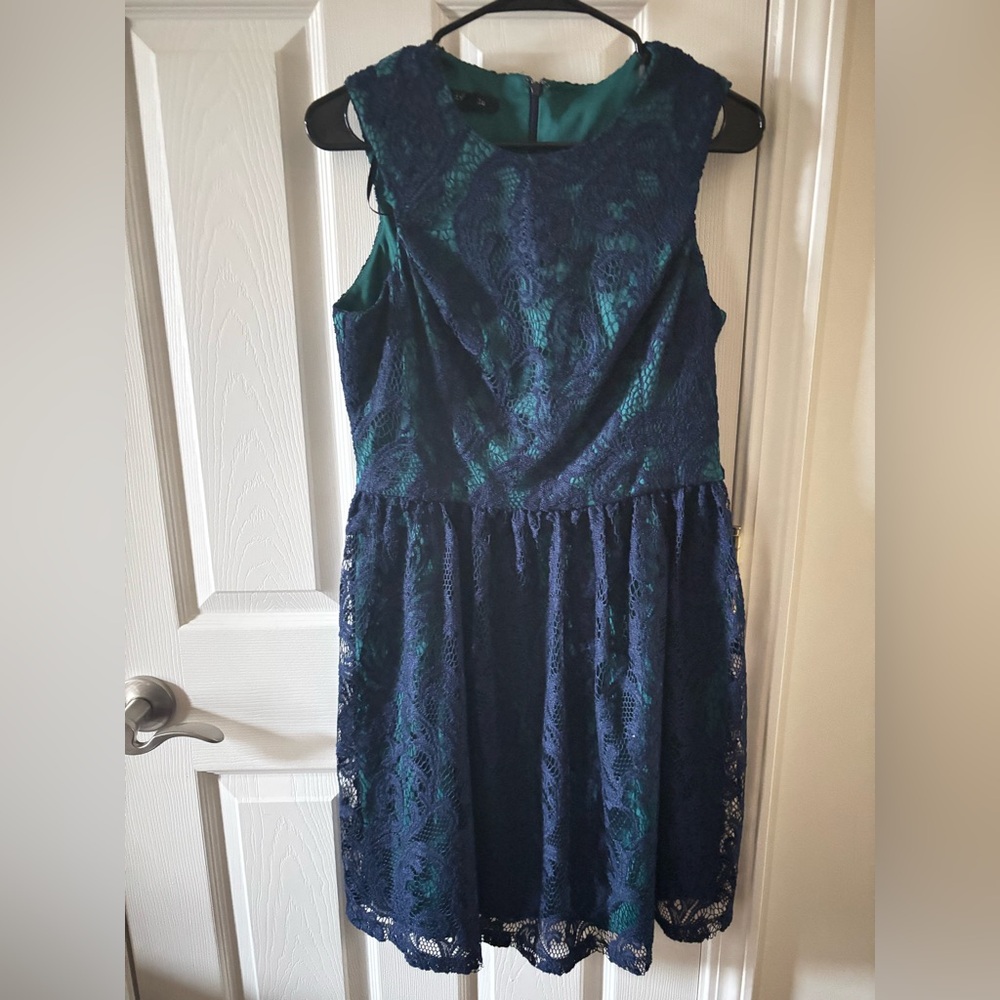 Ivy blu gorgeous lace over fulled lined under in green.  Size 10